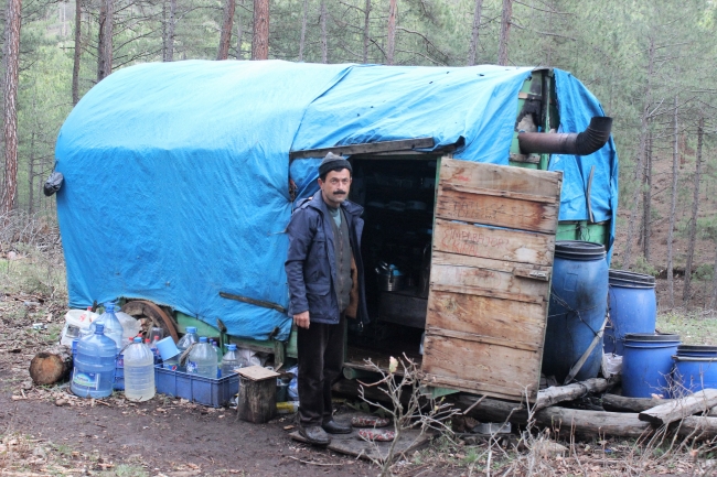 34 yıldır ormanda keçileriyle birlikte yaşıyorlar